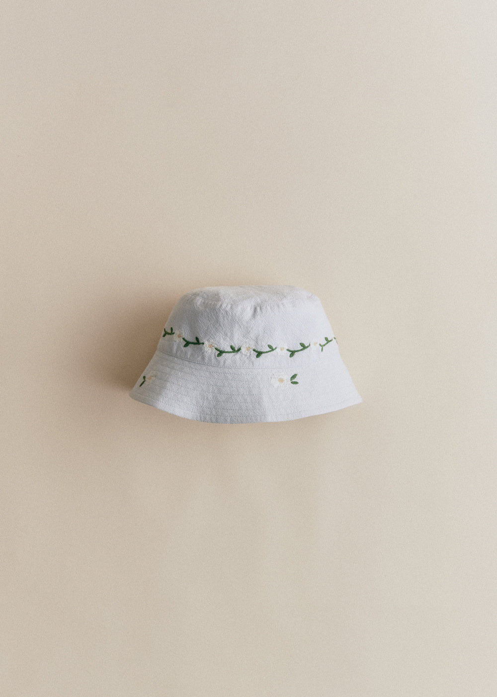 BOBY Hat - Broderie Contrastee Marguerite Fond Bleu Ciel