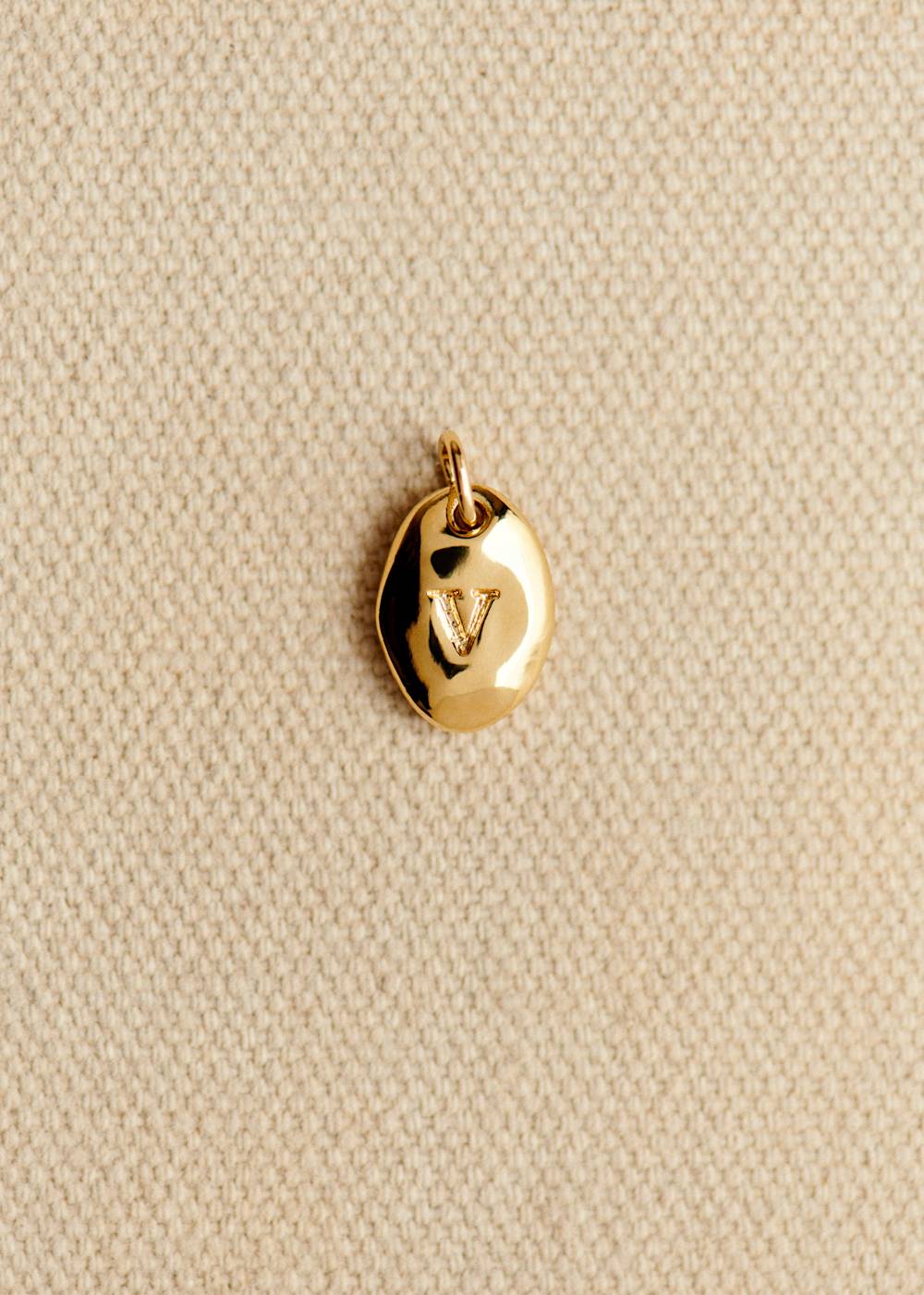 Léa Charm - V Gold