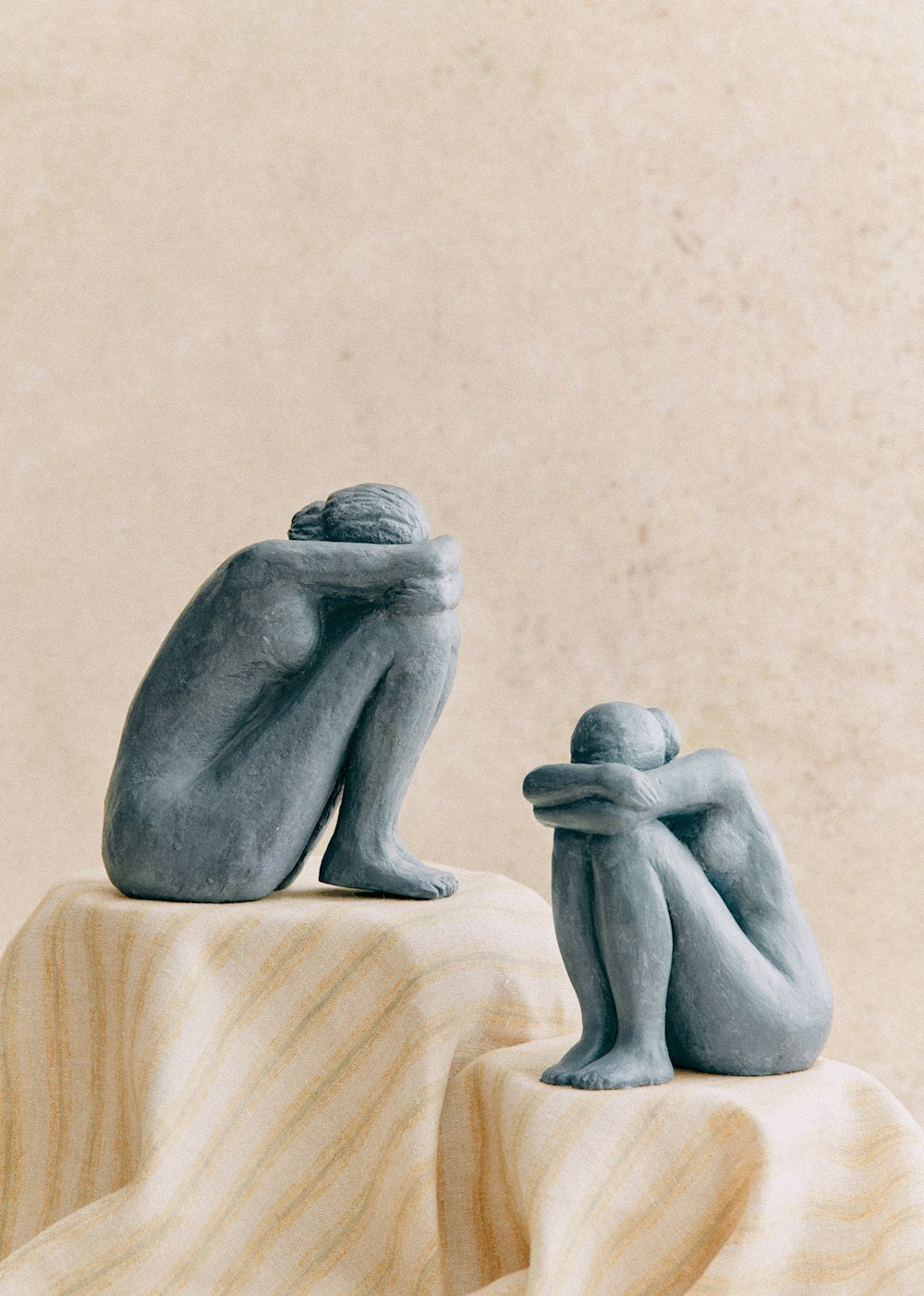 Guénolée Courcoux Sculpture -  Seated woman large model - Blue Grey