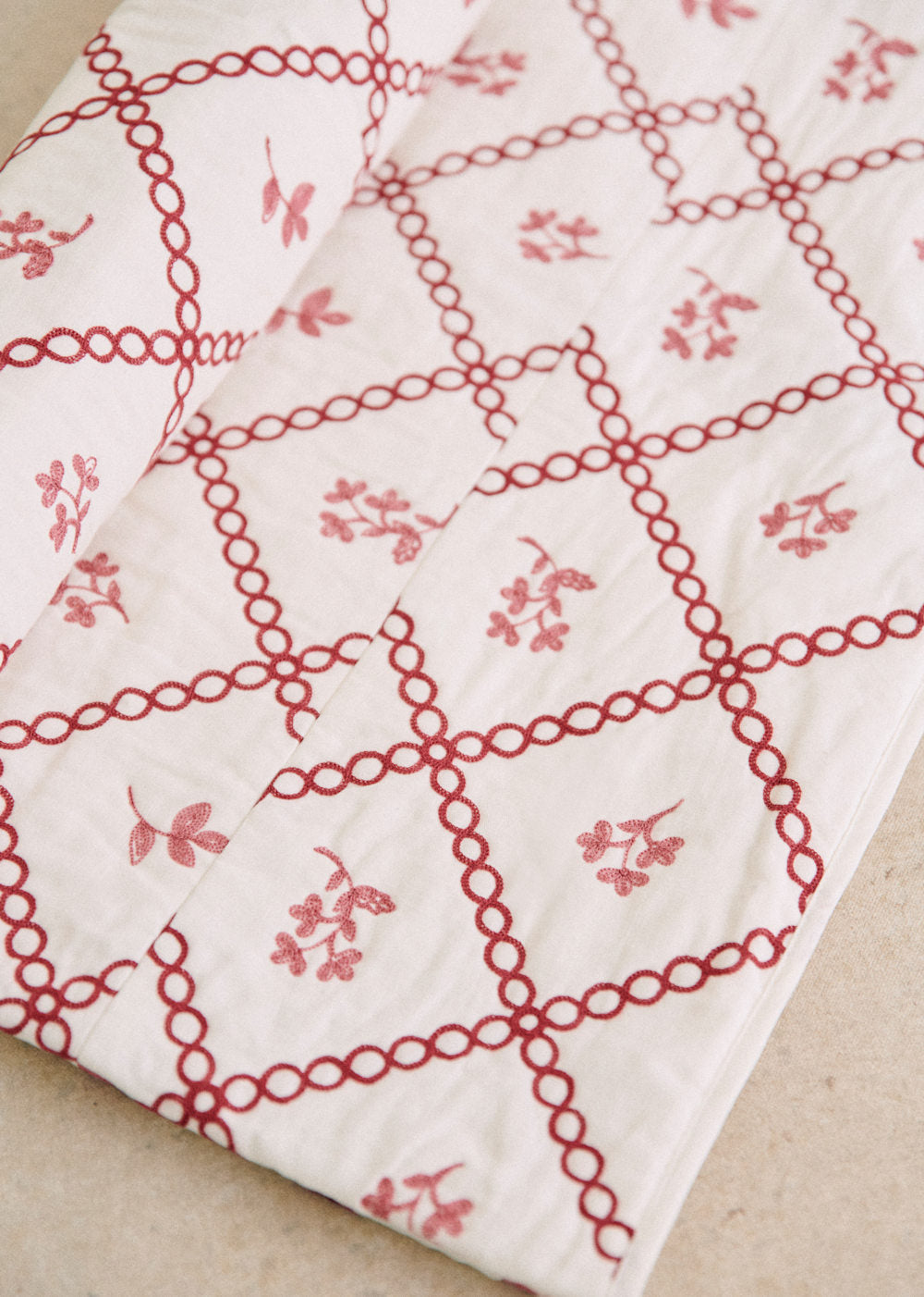 Embroidered quilt - Sézane x Lucia Vergara - Ecru Cross Stitch Bordeaux And Blush